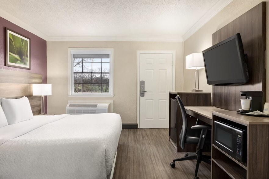 More Photos Of 6511 W Military Dr, San Antonio Hotel For Sale