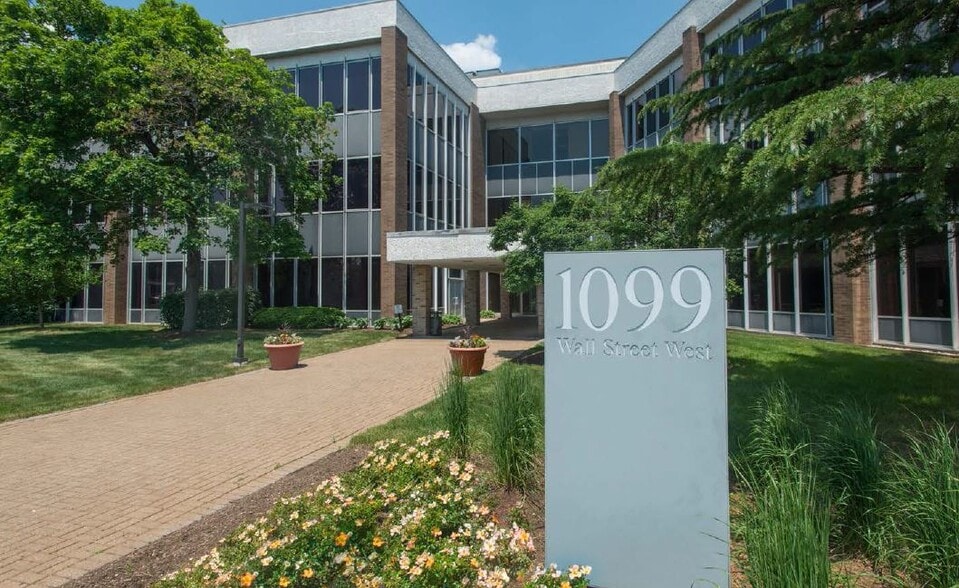 1099 Wall St W  
