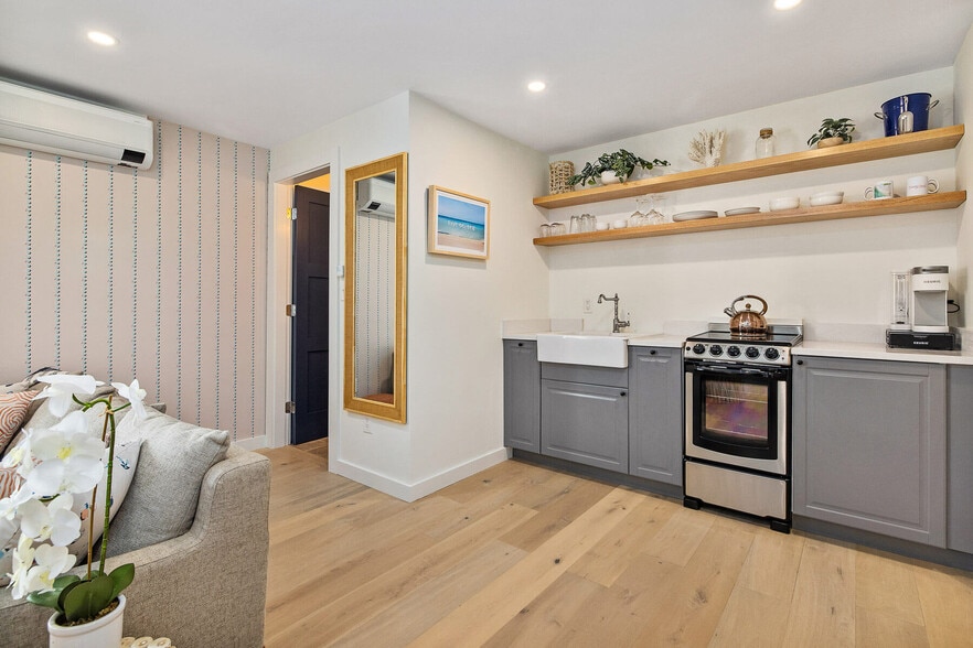 More Photos Of 20 Shore Rd, Ogunquit Storefront Retail Office For Sale