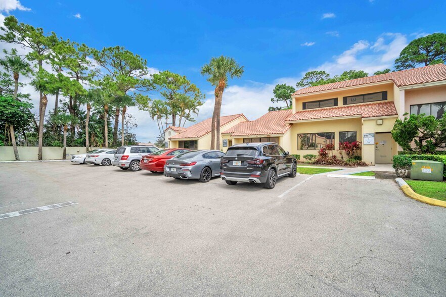 More Photos Of 2499 Glades Rd, Boca Raton Office For Lease
