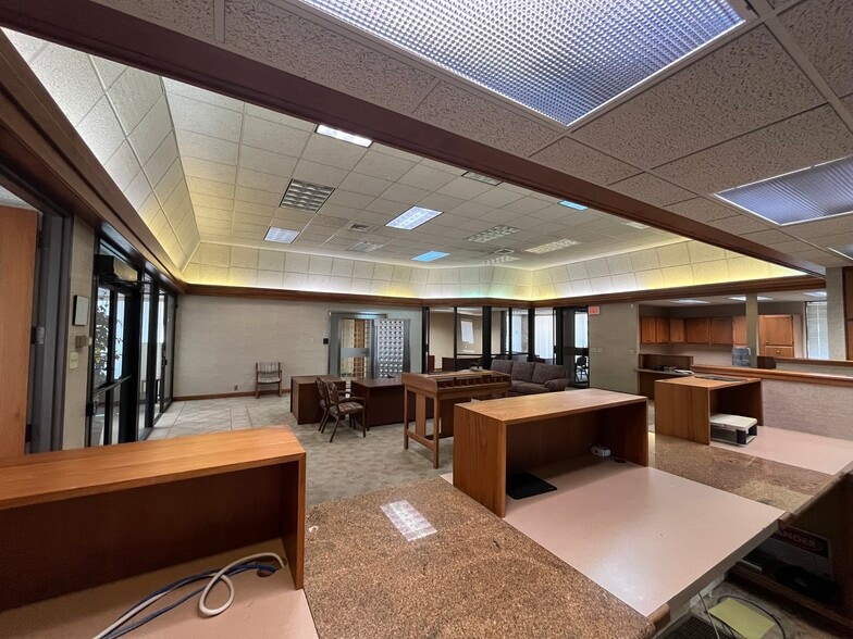 More Photos Of 624 30th ave, Hutchinson Office For Sale