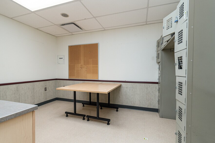 More Photos Of 1470 Tittabawassee Rd, Saginaw Drugstore For Sale