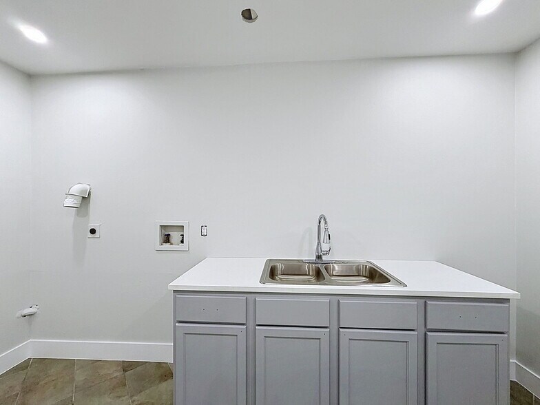 More Photos Of 13414 US Highway 19, Hudson Showroom For Lease