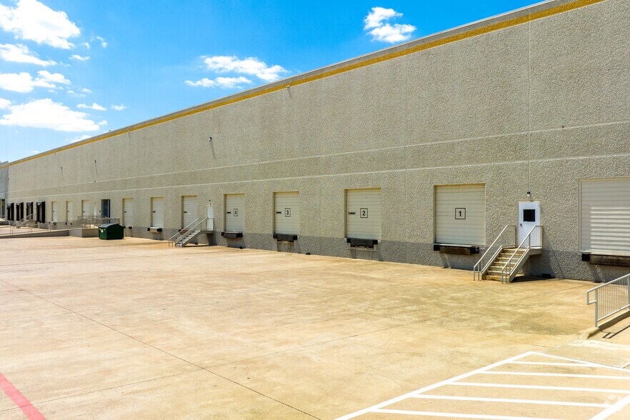 More Photos Of 700 Eight Twenty Blvd, Fort Worth Unknown For Lease
