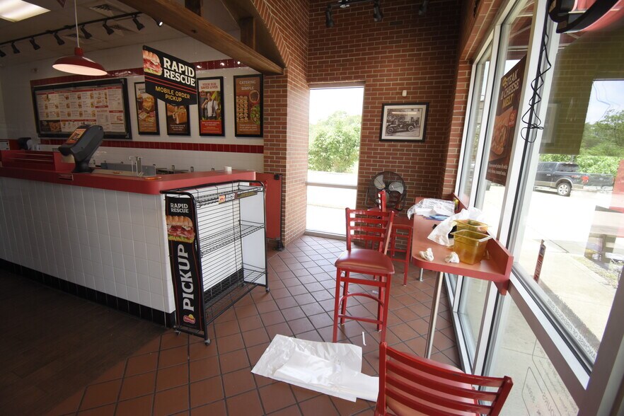 More Photos Of 253 N Bypass 35, Alvin Storefront For Lease