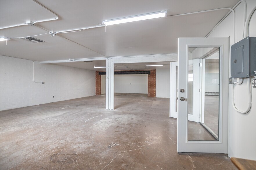 More Photos Of 2423 W Campbell Ave, Phoenix Warehouse For Lease