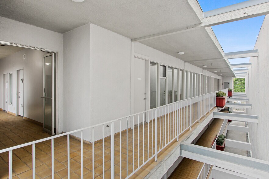 More Photos Of 3017 Santa Monica Blvd, Santa Monica Office For Sale