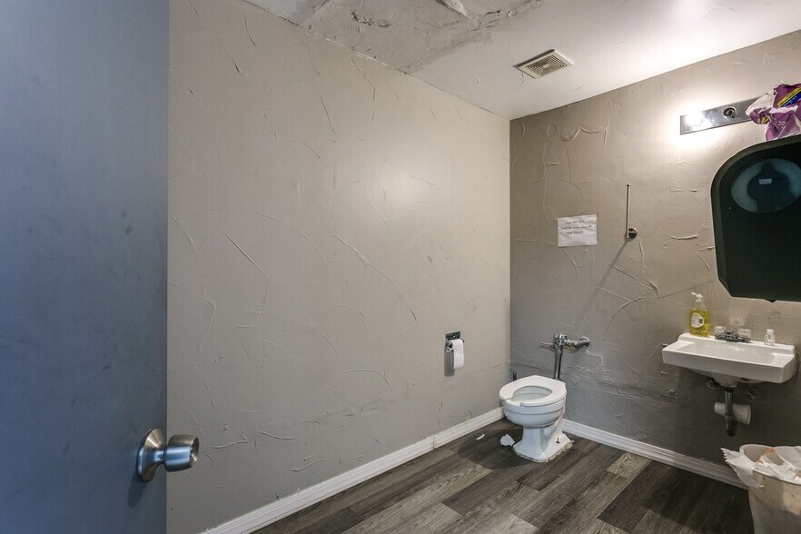 More Photos Of 400 N Macarthur Blvd, Oklahoma City Warehouse For Sale