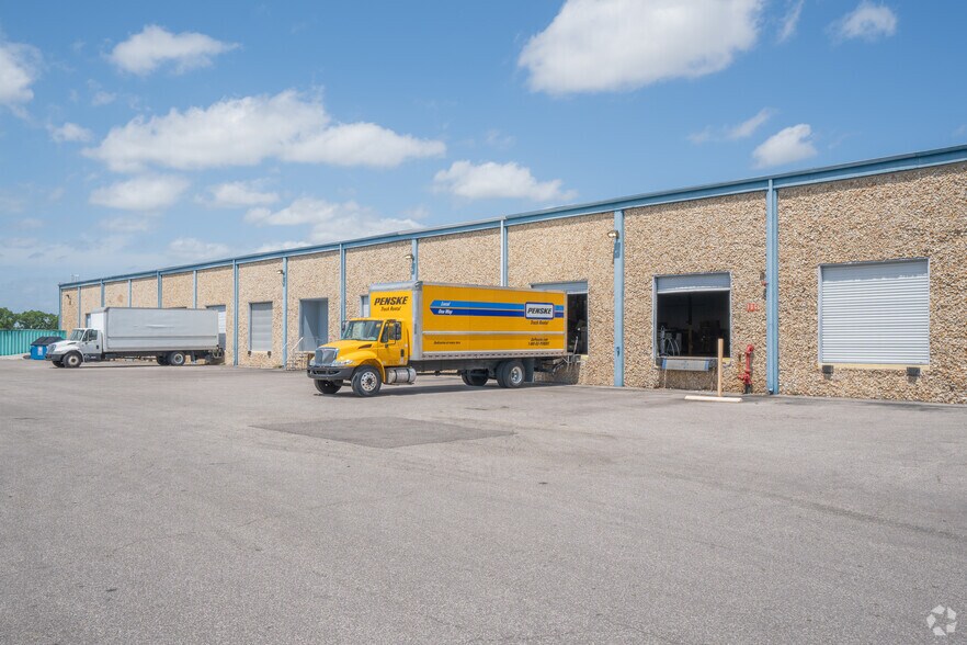 More Photos Of 5500-5550 Airport Blvd, Tampa Warehouse For Lease