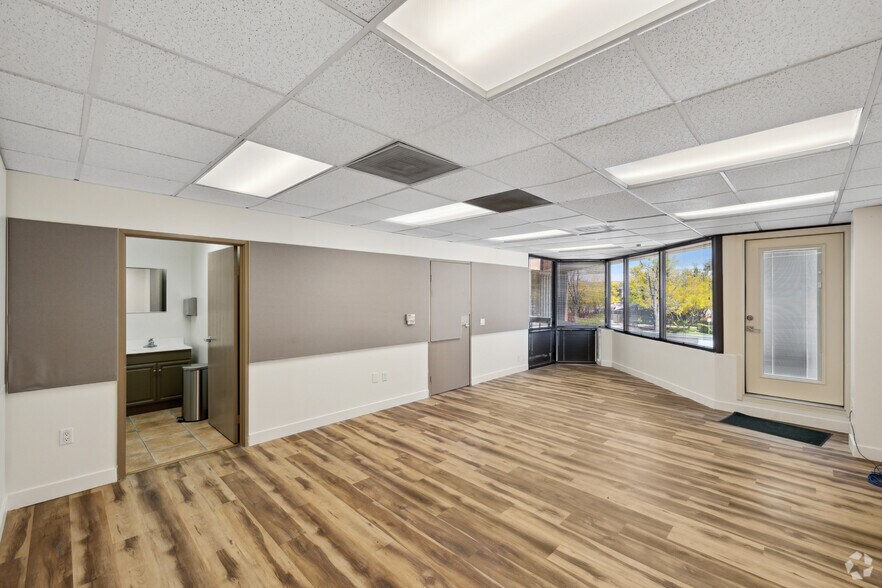 More Photos Of 21250 Califa St, Woodland Hills Research And Development For Lease