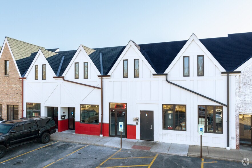 More Photos Of 623 W North Ave, Elmhurst Unknown For Lease