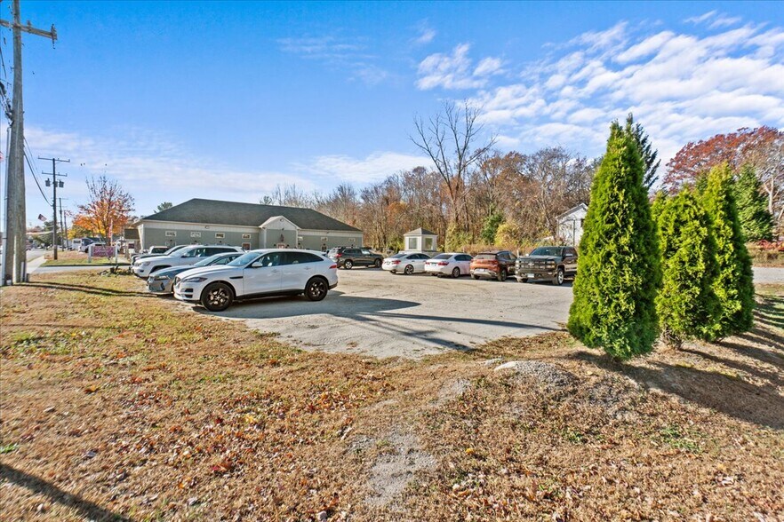 More Photos Of 13 N Main St, East Hampton Showroom For Lease