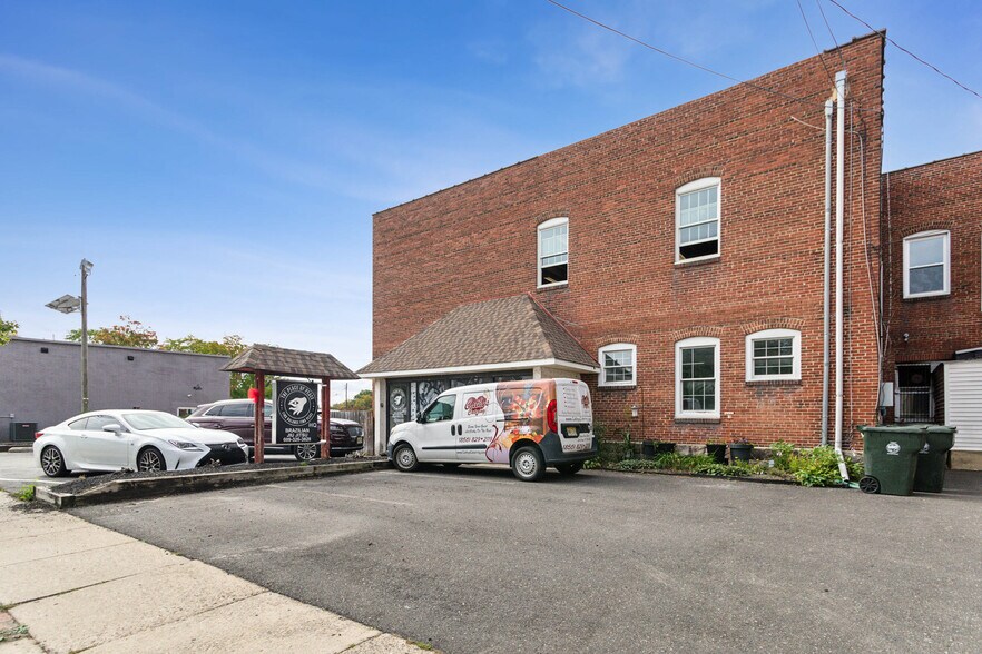 More Photos Of 600 Main St, Riverton Office For Sale