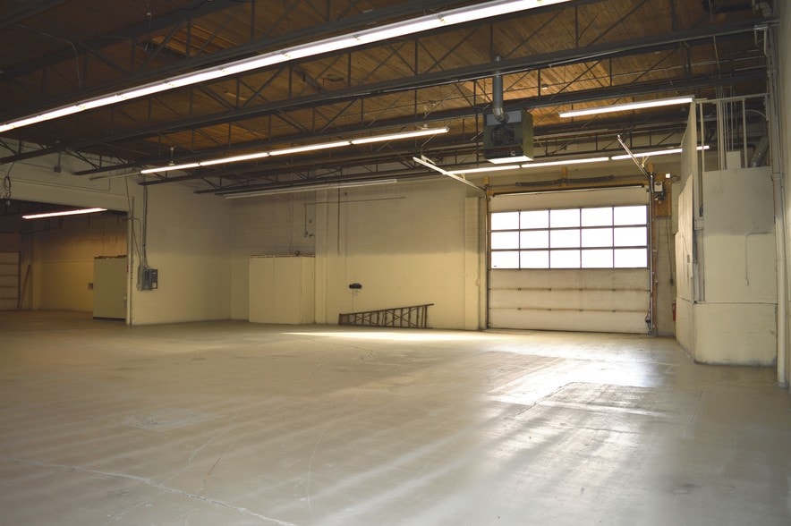 More Photos Of 9913 73rd Ave NW, Edmonton Light Manufacturing For Lease