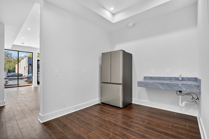 More Photos Of 7321 Georgia Ave NW, Washington Veterinarian Kennel For Sale