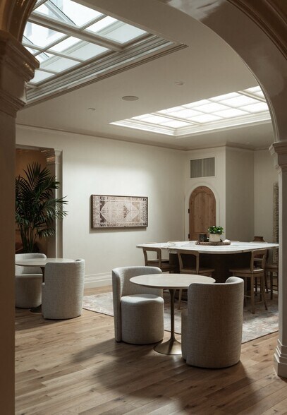 More Photos Of 527-537 State St, Santa Barbara Hotel For Lease