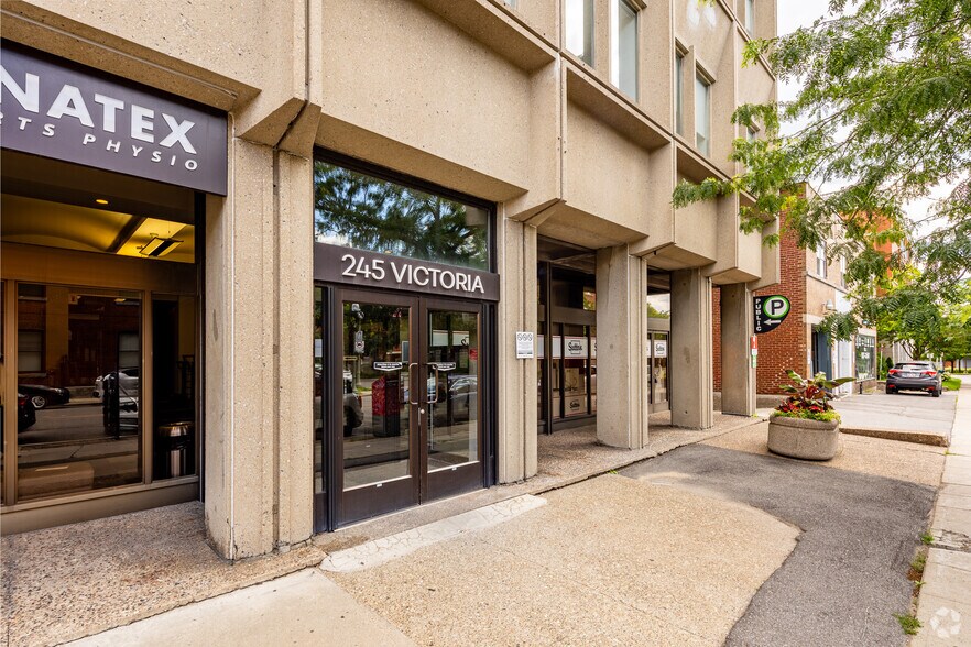 More Photos Of 245 Av Victoria, Westmount Office For Lease