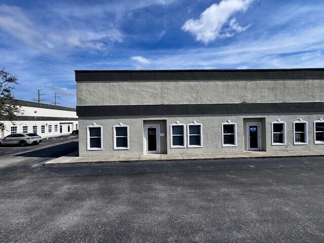 More Photos Of 2047-2071 Global Ct, Sarasota Warehouse For Lease