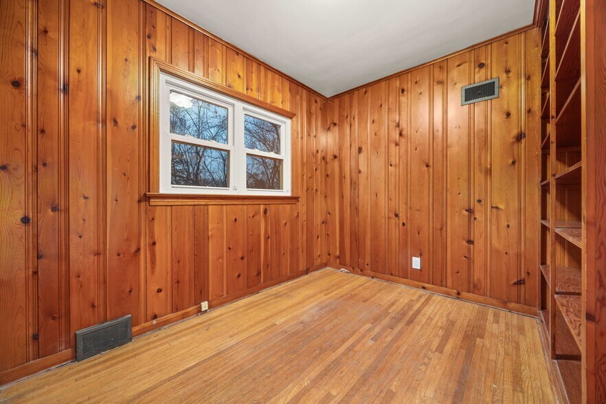 More Photos Of 704 E 9th St, Lockport Medical For Sale