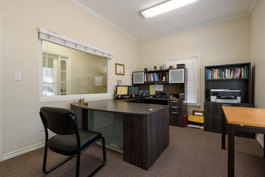 More Photos Of 301 S Seguin Rd, Converse Office For Sale