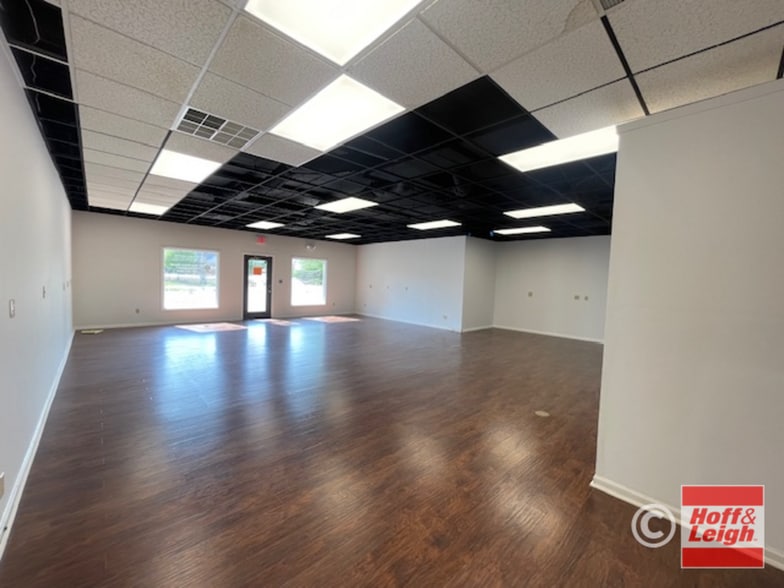 More Photos Of 2747 Crawfis Blvd, Fairlawn Storefront For Lease