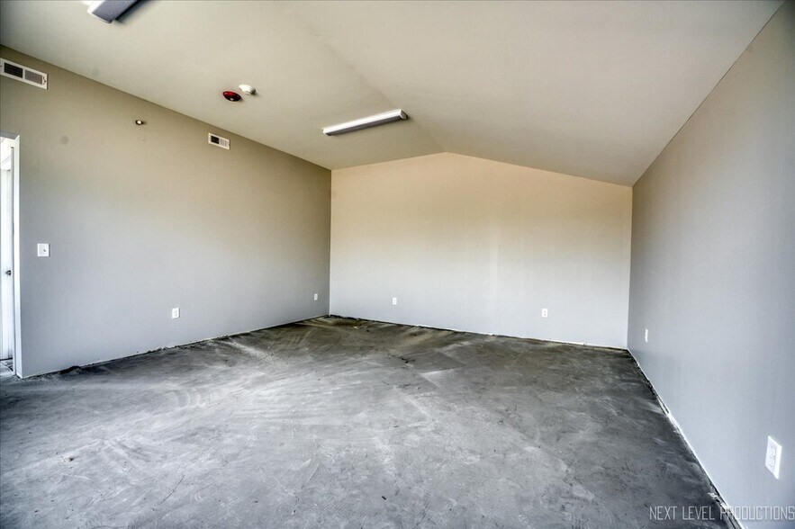 More Photos Of 2690 E Church St, Sandwich Warehouse For Lease