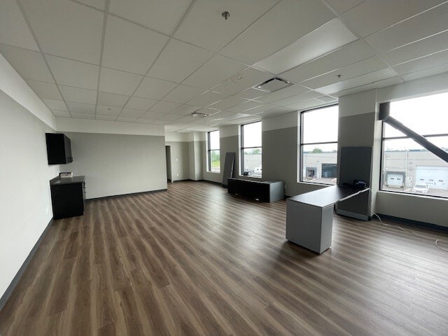 More Photos Of 3300 Av De La Gare, Mascouche Distribution For Lease