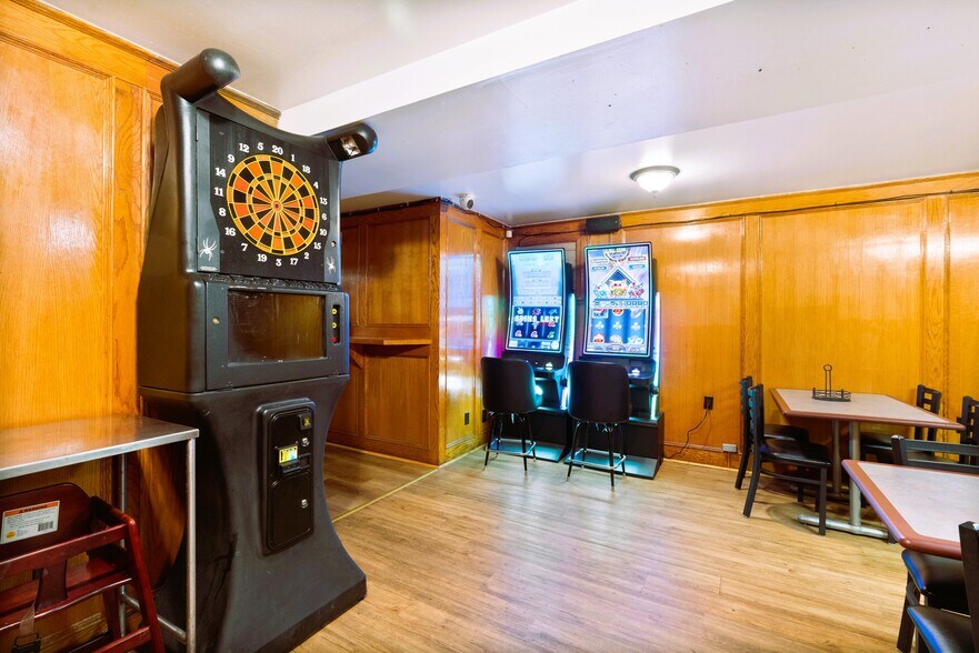 More Photos Of 616 North Ave, Pittsburgh Bar For Sale