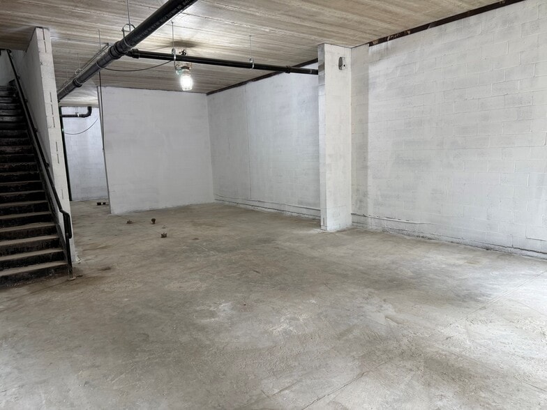 More Photos Of 1954 W Chicago Ave, Chicago Bar For Sale