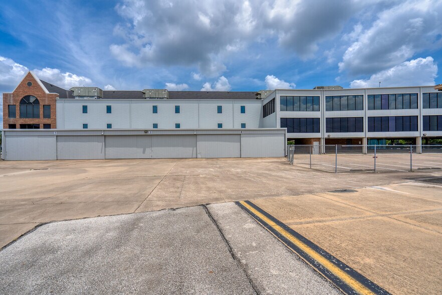 More Photos Of 16051 Addison Rd, Addison Office For Lease