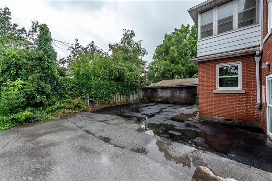 More Photos Of 104 Longwood Rd S, Hamilton Multifamily For Sale