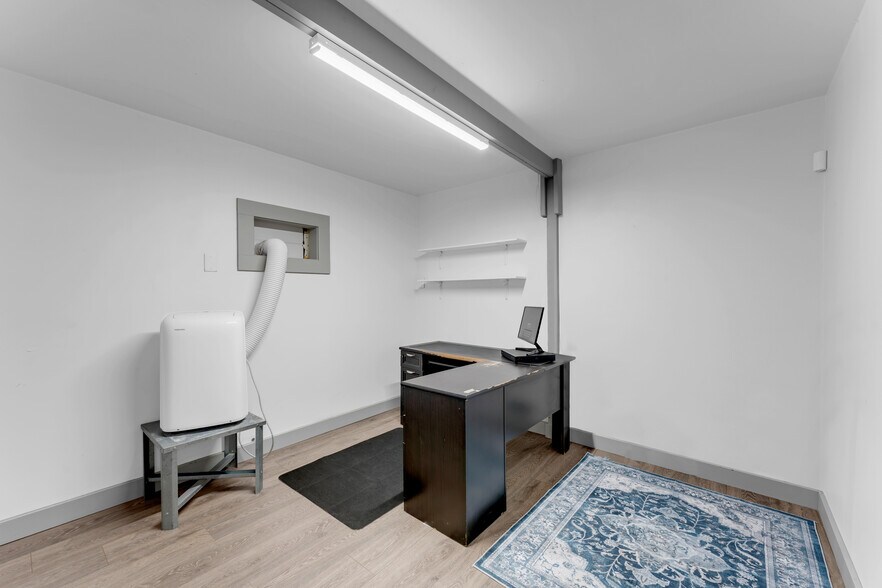 More Photos Of 201 W 9th St, Burnet Warehouse For Sale