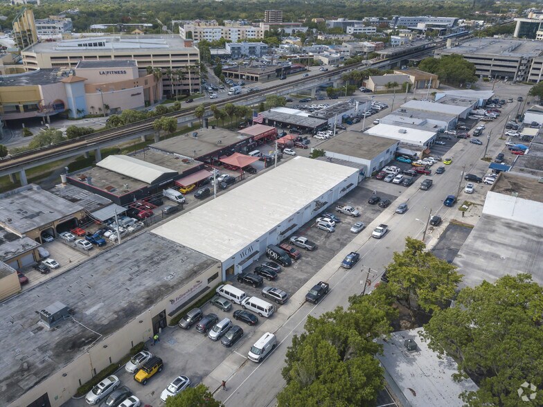 More Photos Of 5764-5806 Commerce Ln, South Miami Showroom For Lease