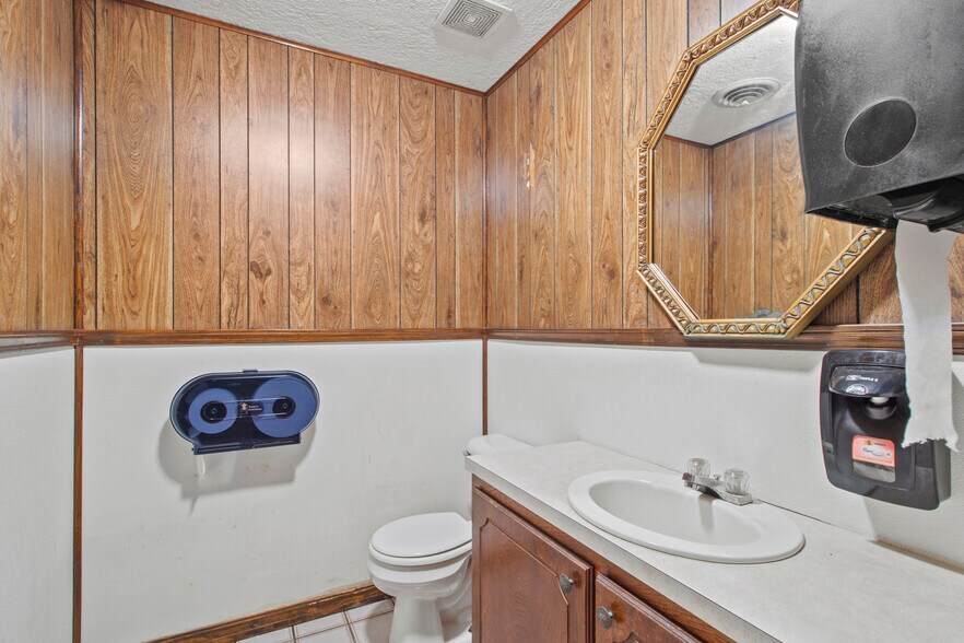 More Photos Of 911 N Broadway Ave, Ada Restaurant For Sale