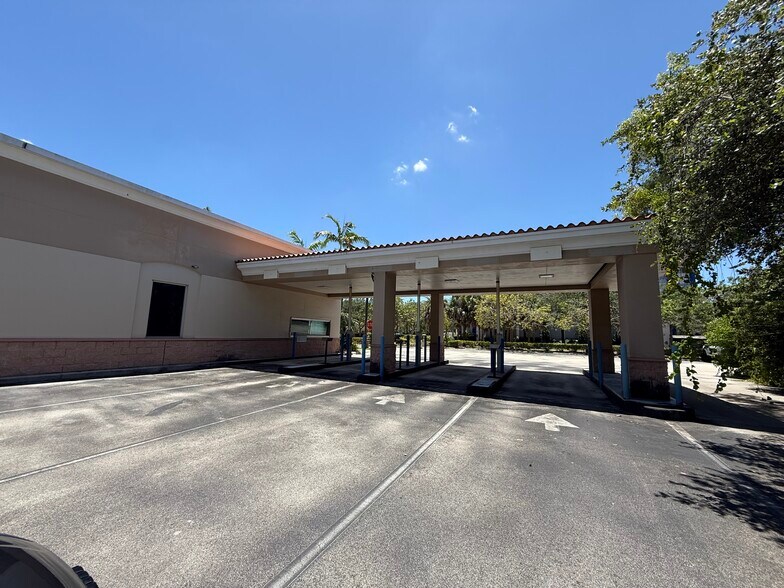 More Photos Of 690-698 Yamato Rd, Boca Raton Unknown For Lease