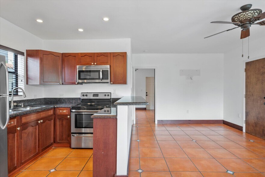 More Photos Of 333 Walnut St, Hollywood Hotel For Sale