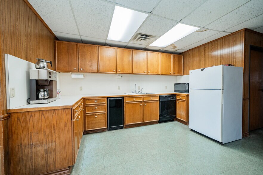 More Photos Of 12540 C F Hawn Fwy, Dallas Warehouse For Lease