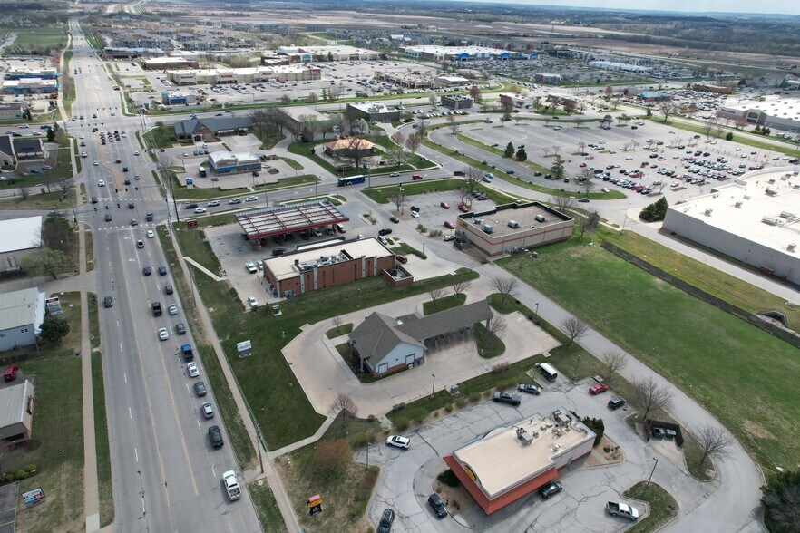 More Photos Of 2221 W 31st St, Lawrence Bank For Lease