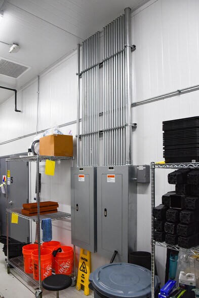 More Photos Of 1422 W Gaylord St, Long Beach Warehouse For Sale