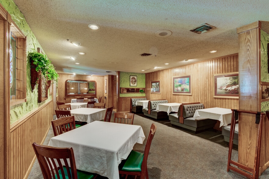 More Photos Of 1702 Park Hill Dr, Gainesville Restaurant For Sale