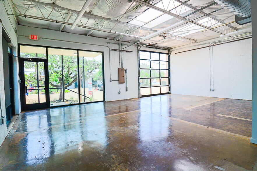 More Photos Of 2285 & 2289 Vantage St, Dallas Light Manufacturing For Lease