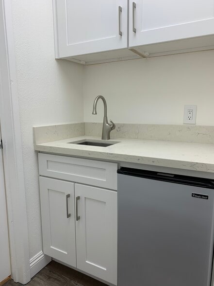 More Photos Of 1231-1241 E Warner Ave, Santa Ana Distribution For Lease