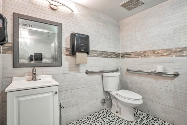 More Photos Of 7653 International Dr, Orlando Freestanding For Lease