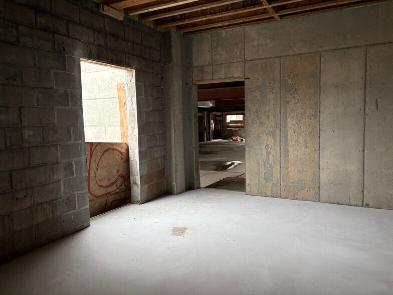 More Photos Of 517-519 Columbia St, Hudson Showroom For Sale