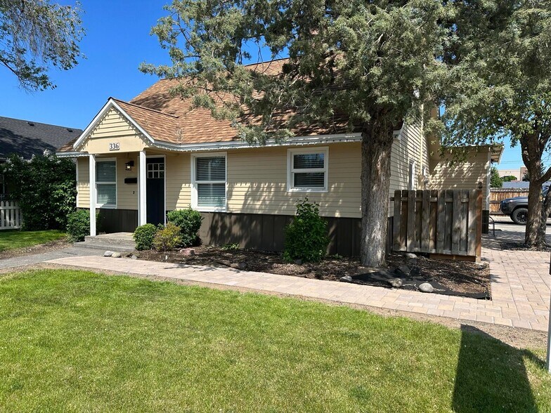 More Photos Of 336 NW 7th St, Redmond Office For Sale