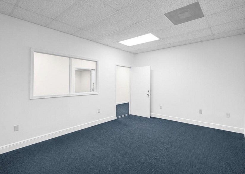 More Photos Of 8111-8119 NW 33rd St, Miami Warehouse For Sale