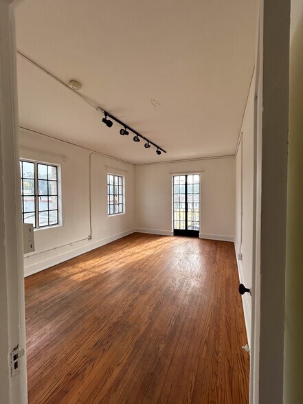 More Photos Of 2057-2061 N Los Robles Ave, Pasadena General Retail For Lease