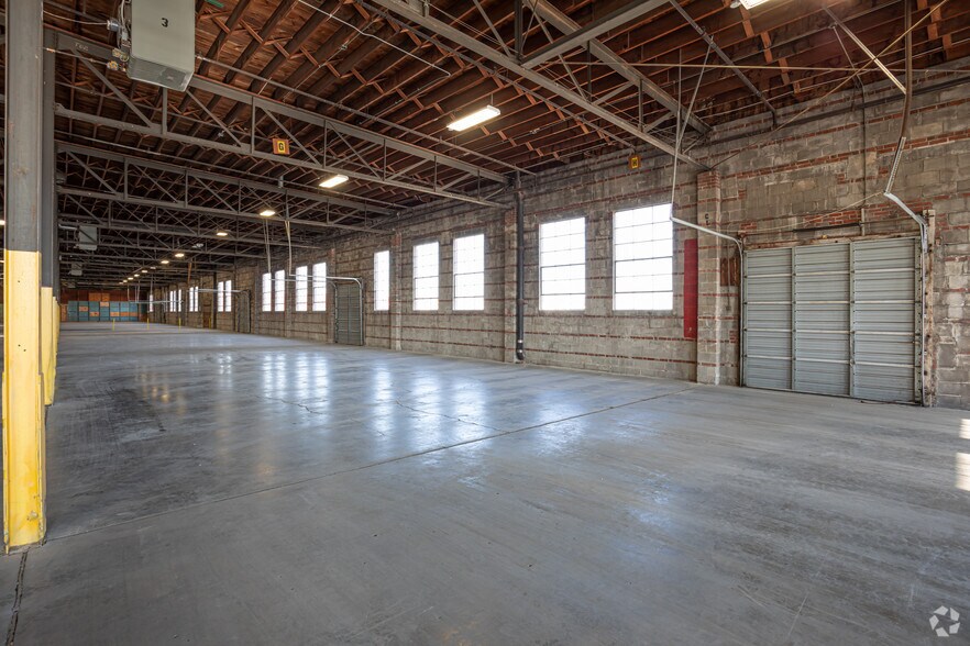 More Photos Of 88-92 Sunshine Rd, Kansas City Distribution For Lease