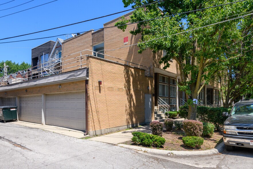 More Photos Of 1500 W Altgeld St, Chicago Apartments For Sale