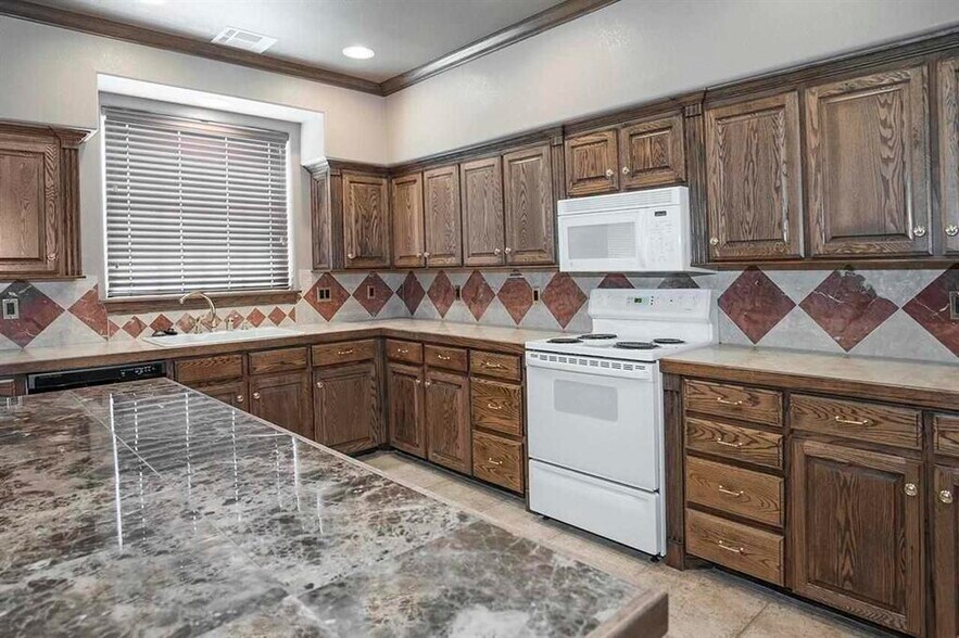 More Photos Of 1760 W Lakeview Rd, Stillwater Office For Sale